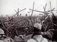 Niemieccy żołnierze (w tle) oddający się w ręce wojska francuskiego