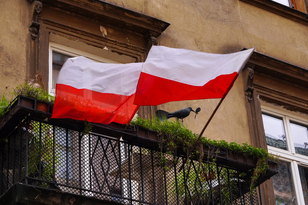 Nie będzie masztów i flag z pieniędzy na COVID-19. Będą z innych