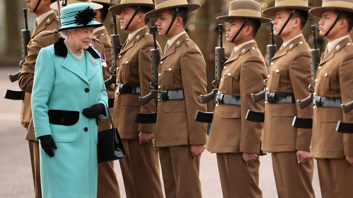 Brytyjska królowa Elżbieta II otrzymała tradycyjną nepalską girlandę z kwiatów podczas odwiedzin u żołnierzy- gurków stacjonujących w bazie w południowo- wschodniej Anglii.