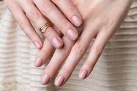 TOSTIRANI NOKTI su trend jeseni: Jednostavan, a UPEČATLJIV MANIKIR vole svi - od Margo Robi do Selene Gomez