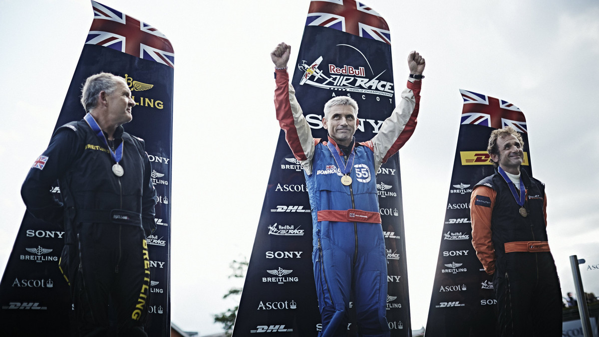 Austriak Hannes Arch wciąż prowadzi w klasyfikacji generalnej Mistrzostw Świata Red Bull Air Race, jednak jego przewaga nad Paulem Bonhomme’em i Nigelem Lambem, którzy podczas ostatniego wyścigu w angielskim Ascot zajęli odpowiednio pierwsze i drugie miejsce, jest niewielka. Kolejne zmagania pilotów będziemy śledzić 6-7 września. Szósty przystanek zawodów odbędzie się 6 i 7 września na jednym z największych stadionów sportowych w USA w Dallas/Fort Worth.