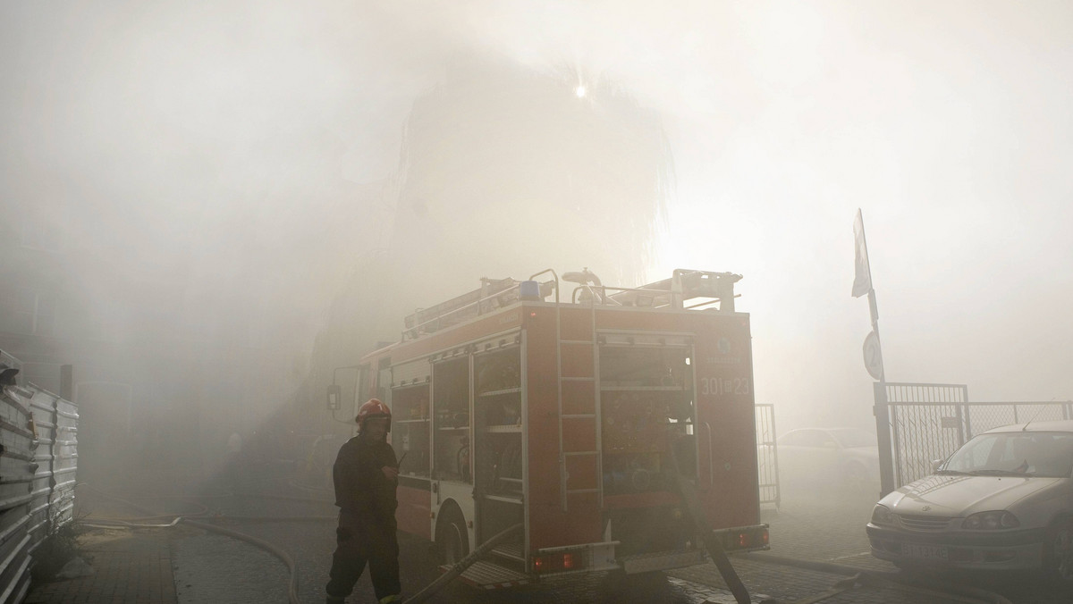 Trzy osoby zginęły w pożarze, jaki wybuchł rano w dwupiętrowej kamienicy w Siemianowicach Śląskich. Strażacy podejrzewają, że przyczyną pojawienia się ognia było podpalenie.