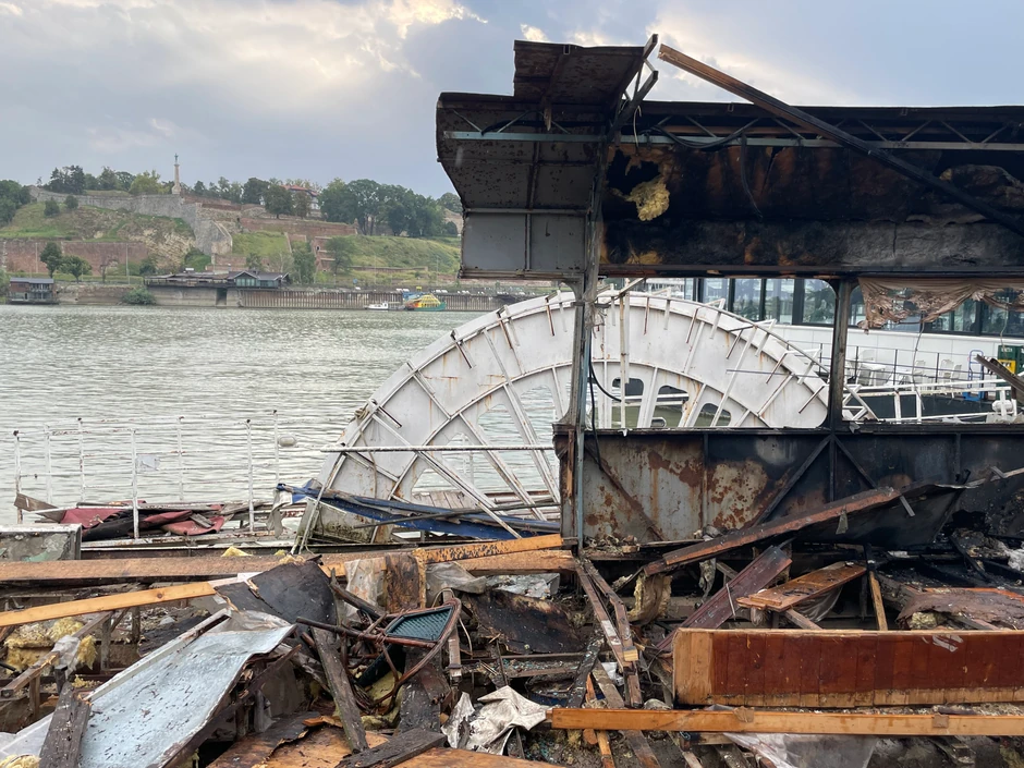 Požar na splavu kod ušća