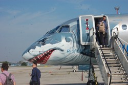 "Łowca zysków" nad Warszawą. Embraer zaprezentował superoszczędny samolot [ZDJĘCIA]