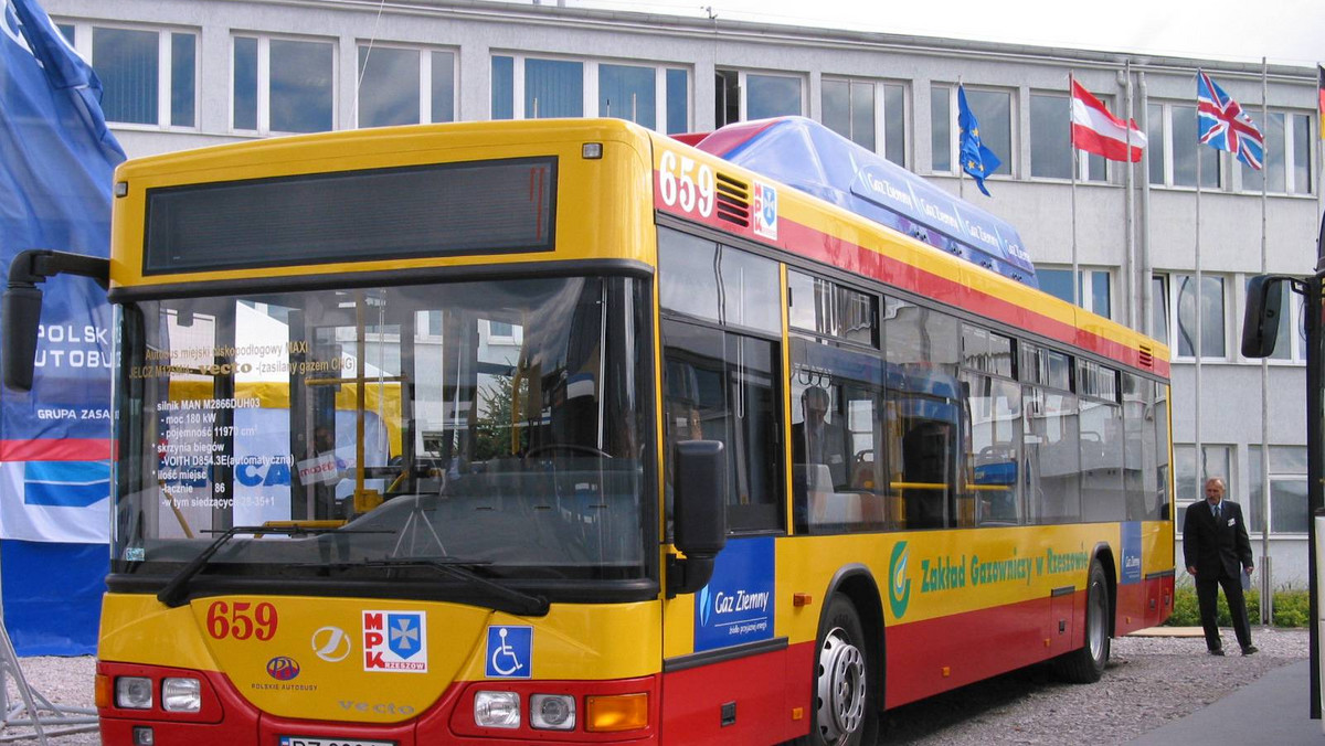Od 1 sierpnia podróżujących komunikacją miejską w Kielcach czeka podwyżka. Jednorazowy przejazd autobusem będzie kosztował 2,40 zł - informuje "Echo Dnia" na swoich stronach internetowych.