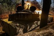 Ukraińscy żołnierze strzelają z haubicy samobieżnej 2S1 Gvozdika w kierunku wojsk rosyjskich w obwodzie donieckim.