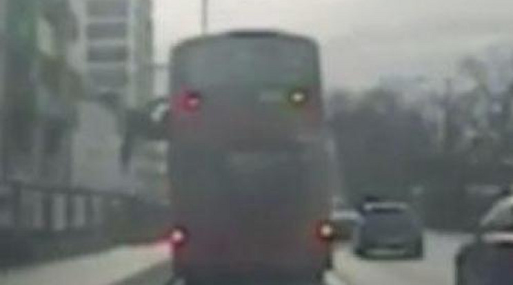 Kirúgta utastársát az emeletes busz ablakán! – videó