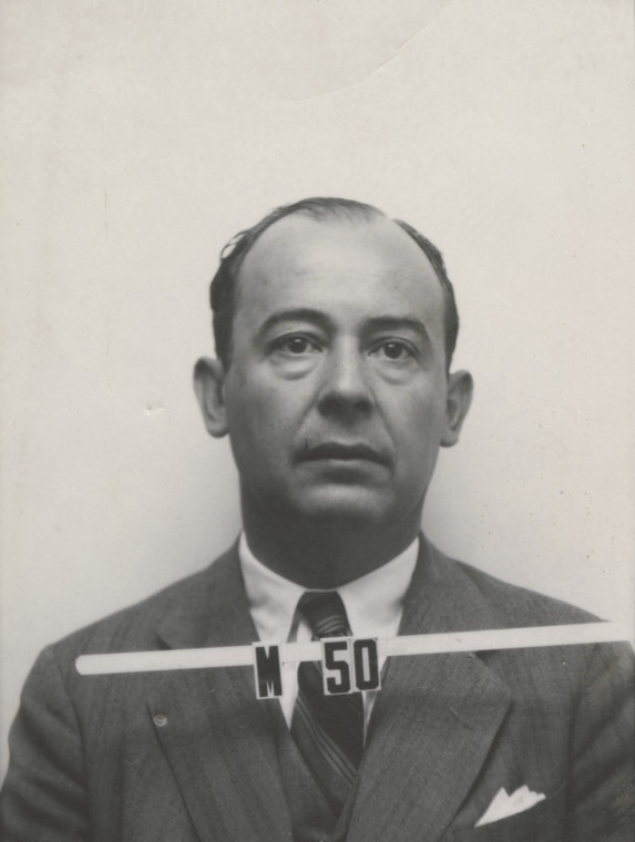 John von Neumann na zdjęciu wykonanym do legitymacji wstępu do Los Alamos w latach 40.