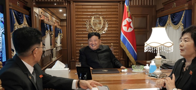 Kim Dzong Un w pancernym pociągu jedzie na spotkanie z Putinem. Przekroczył granicę z Chinami