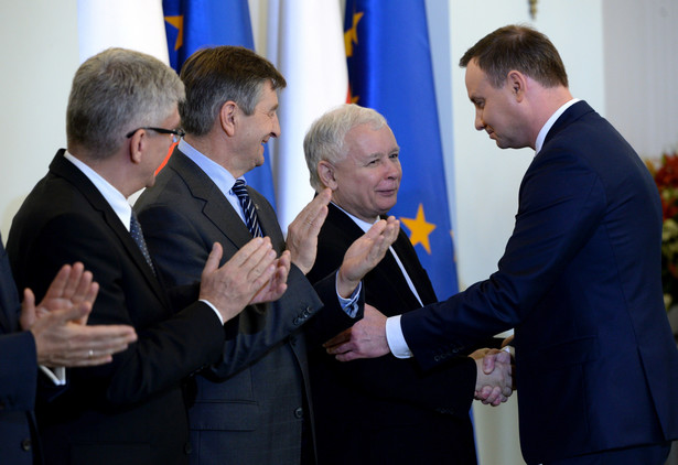 Prezes PiS Jarosław Kaczyński i prezydent Andrzej Duda podczas uroczystości w Pałacu Prezydenckim.