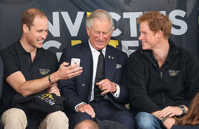 Książę William, Karol III oraz książę Harry na Invictus Games w 2014 r.