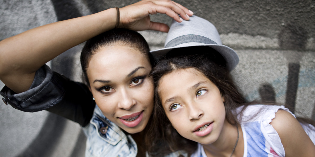 Omena Mensah z córką