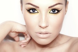 Mistrz makijażu radzi: oswój eyeliner; "kocie oko" to hit tej jesieni