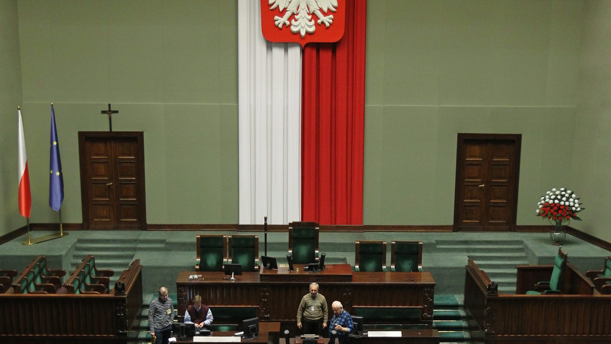 - Nie ma powodu, by krzyż patrzył na brutalną wojnę w polskim Sejmie. Konstytucja wyraźnie mówi, że państwo jest świeckie. Nie ma żadnego powodu, by krzyż znajdował się w sali sejmowej - powiedział Janusz Palikot w rozmowie z Moniką Olejnik, w programie "Gość Radia Zet". - Jarosław Kaczyński był wychowany na lewicowym Żoliborzu, był człowiekiem niewierzącym, ateistą, do mniej więcej 1989 r. To była typowa inteligencja żoliborska - dodał.