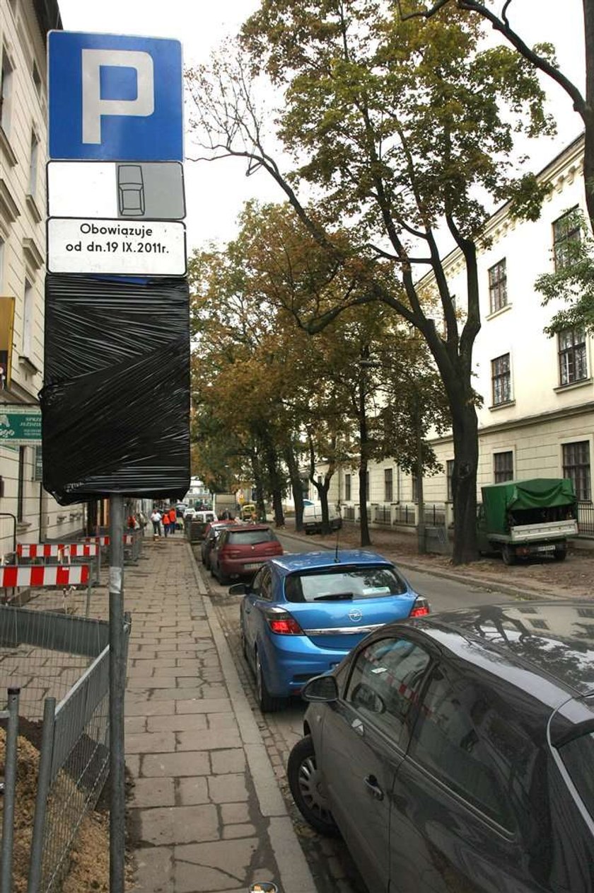 Horror przy kontrapasach! Kierowcy stracili parkingi