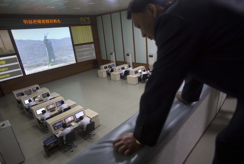 Tehničari u Centru generalne komande proveravaju sistem pred lansiranje