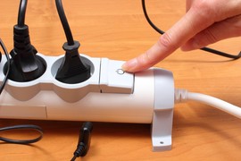 Vesna iz Srbije u AGONIJI: "Šta god da dodirnem UDARI ME STRUJA, nogavice mi se ZALEPE ZA KOŽU"! Docentkinja sa Fizičkog fakulteta dala objašnjenje FENOMENA KOJI MUČI SRBE