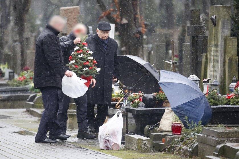 Święta Jarosława Kaczyńskiego zaczynają się na cmentarzu