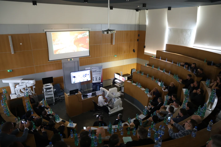 Prva telehirurgija u Srbiji upriličena je u Amfiteatru starog Urgentnog centra UKCS