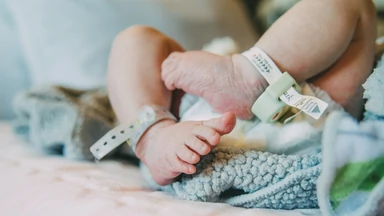 RPO do MZ: dlaczego w szpitalach oddziela się zdrowe matki od noworodków? "Wywołuje to nieodwracalne skutki"