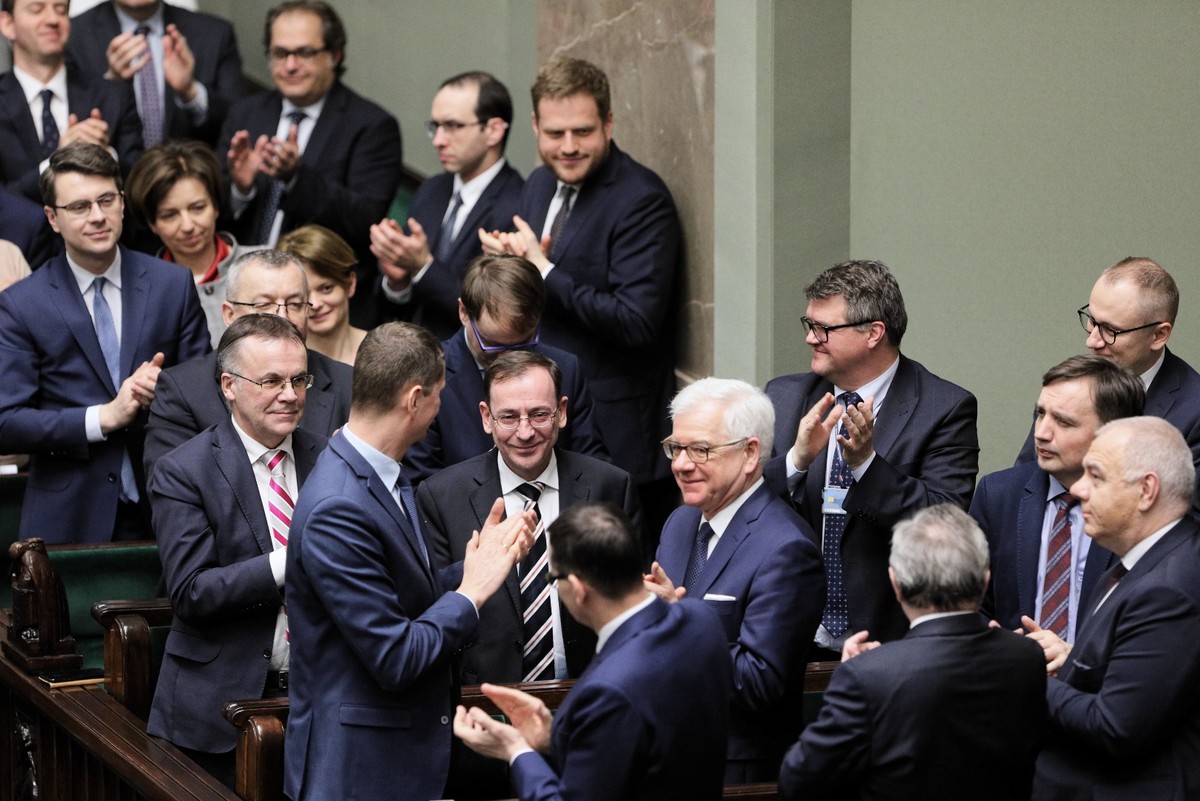 Za udzieleniem wotum nieufności Kamińskiemu opowiedziało się 216 posłów, przeciwko było 233, jeden poseł wstrzymał się od głosu. Wniosek poparły wszystkie opozycyjne kluby: Koalicji Obywatelskiej, Lewicy, PSL-Kukiz15 oraz koło Konfederacji. Przeciwko był klub PiS.