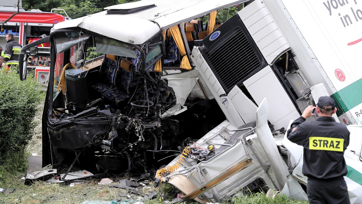 Zderzenie autobusu z ciężarówką na zakopiance