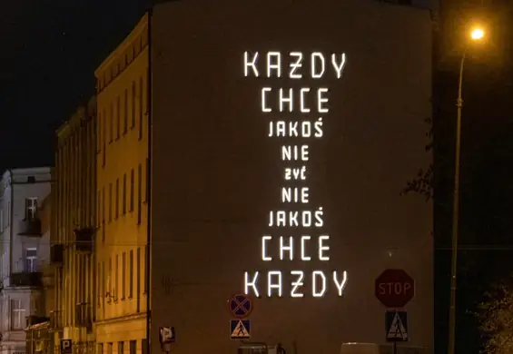 "Każdy chce jakoś nie żyć". Powstał neon z tekstem Doroty Masłowskiej