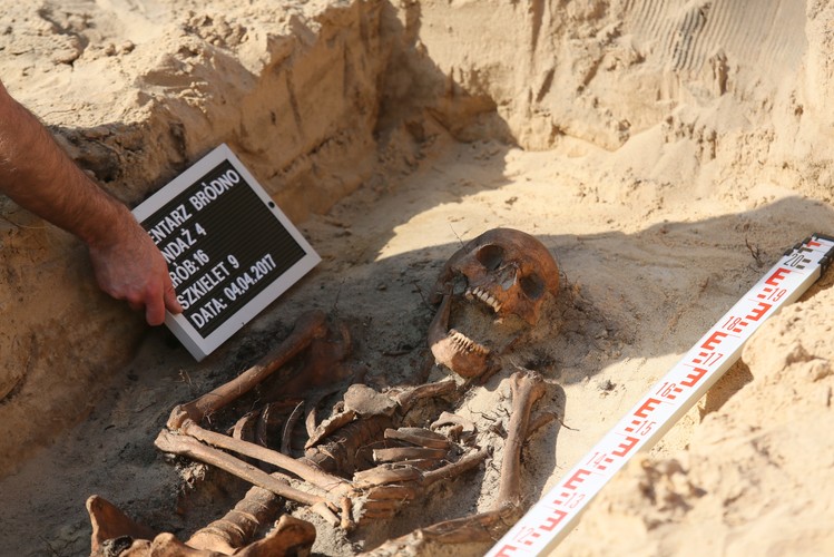 CMENTARZ NA WARSZAWSKIM BRÓDNIE. TUTAJ KOMUNIŚCI W TAJEMNICY ZAKOPYWALI SWE OFIARY