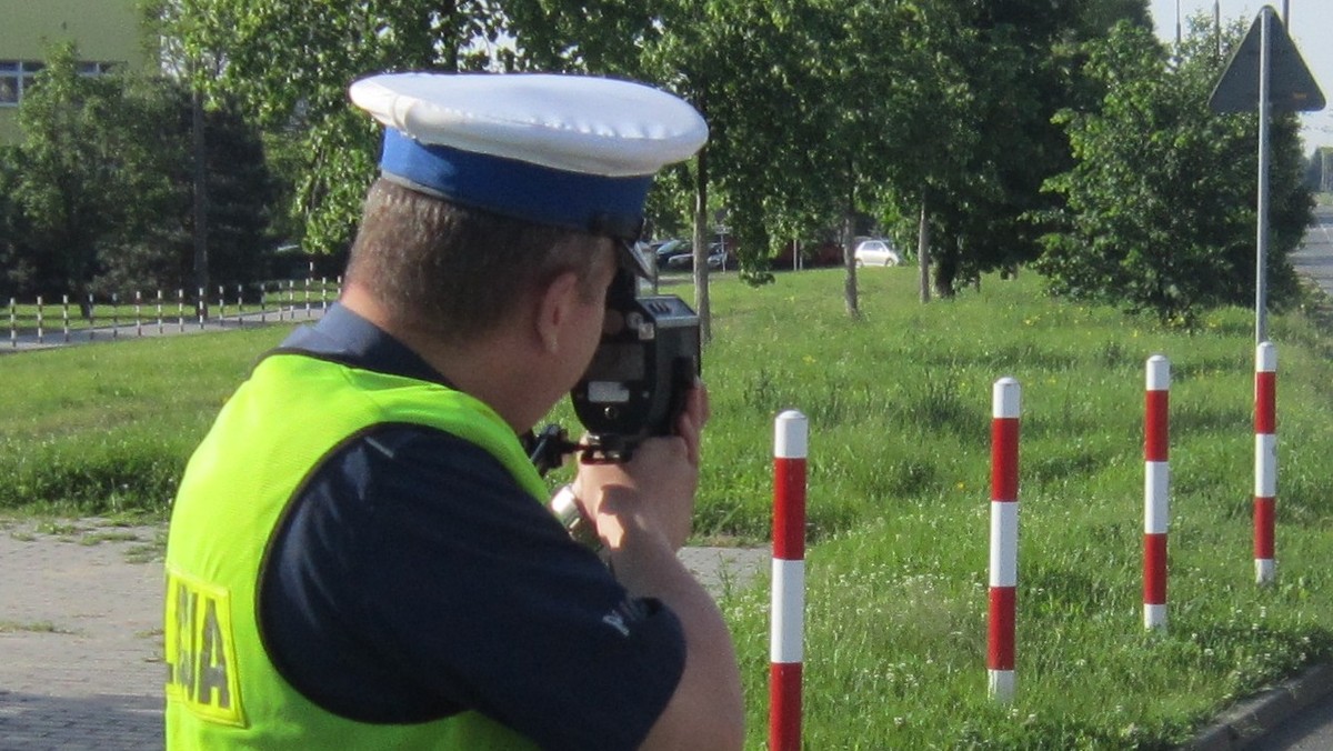 O 125 km/h przekroczył dozwoloną prędkość 32-letni mieszkaniec powiatu oleskiego. Policjanci zatrzymali go w miejscowości Dębina. W terenie zabudowanym mężczyzna gnał swoim volvo aż 175 km/h. Funkcjonariusze zatrzymali 32-latkowi prawo jazdy. Teraz jego sprawę skierują z wnioskiem o ukaranie do sądu.