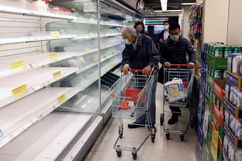 W obawie przed długim lockdownem mieszkańcy ogołocili z żywności supermarkety.