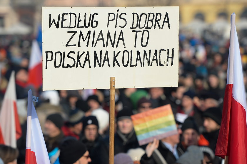 Hasła na transparentach KOD