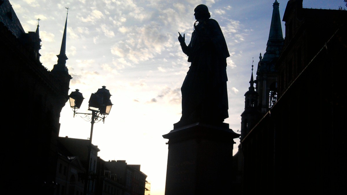 W Toruniu właśnie z pompą wbito pierwszą łopatę na budowie drugiego mostu na Wiśle. 200-tysięczne miasto w godzinach szczytu zawsze się dusi w korkach. — W Toruniu żartuje się, że gdyby budową tej przeprawy zajmował się ojciec Tadeusz Rydzyk, to most dawno by już stał — mówi taksówkarz. W mieście Mikołaja Kopernika, które znane jest z przepysznych pierników, jedni chcą, aby ojciec dyrektor spierniczał, a inni — aby dalej prowadził biznes.