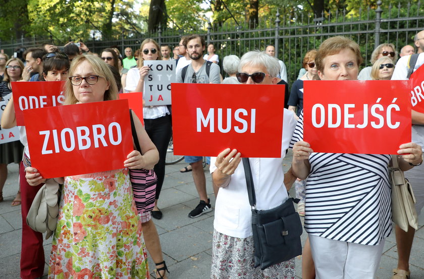 Manifestacje przeciwko Ziobrze. Oto transparentny i łańcuchy światła. Tak było w kilku miastach. Galeria