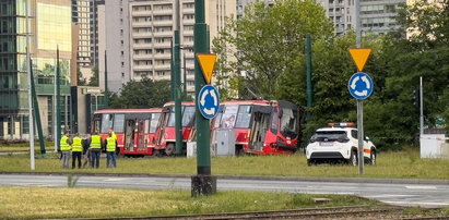 Groza w Katowicach. Tramwaj wypadł z szyn, siedem osób rannych