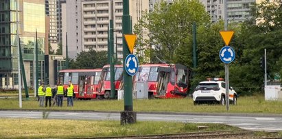 Groza w Katowicach. Tramwaj wypadł z szyn, siedem osób rannych