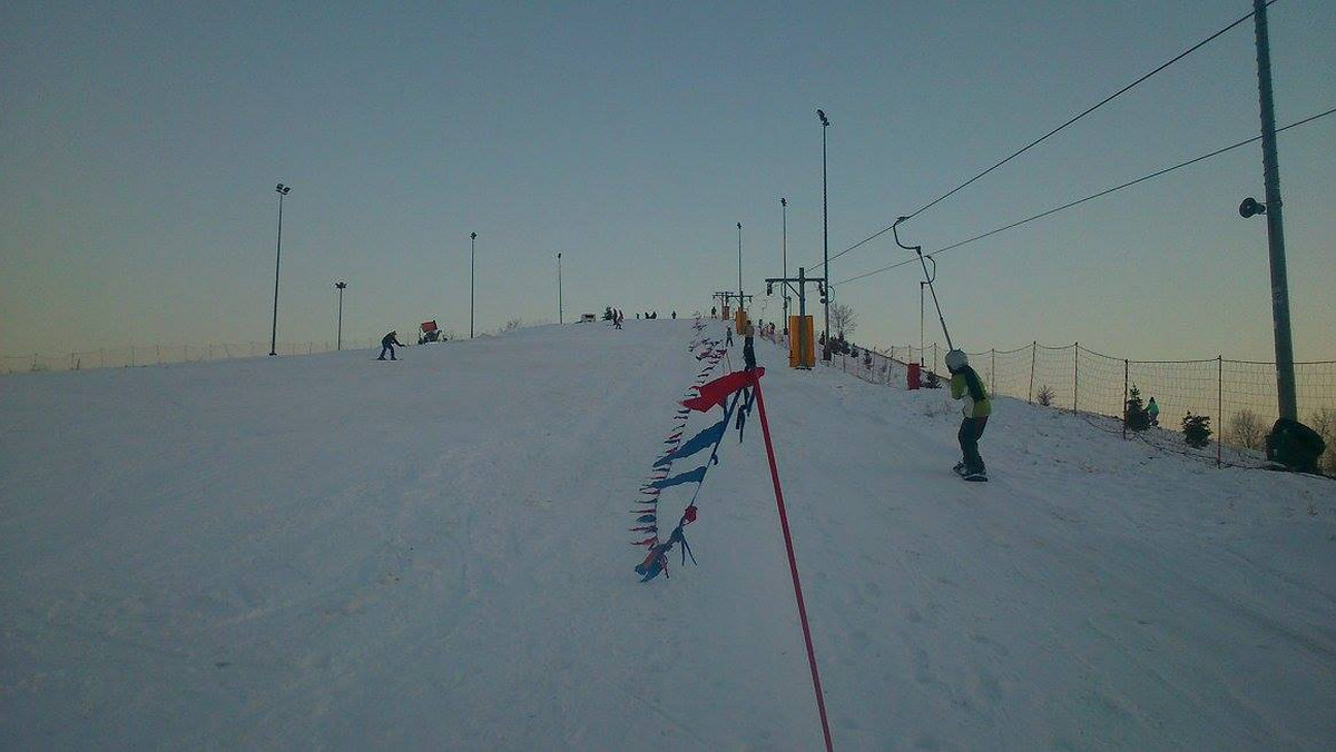 Dobra wiadomość dla miłośników białego szaleństwa w stolicy Zagłębia. Działają już trasy zjazdowe na dużym i małym stoku narciarskim na Górce Środulskiej w Sosnowcu.