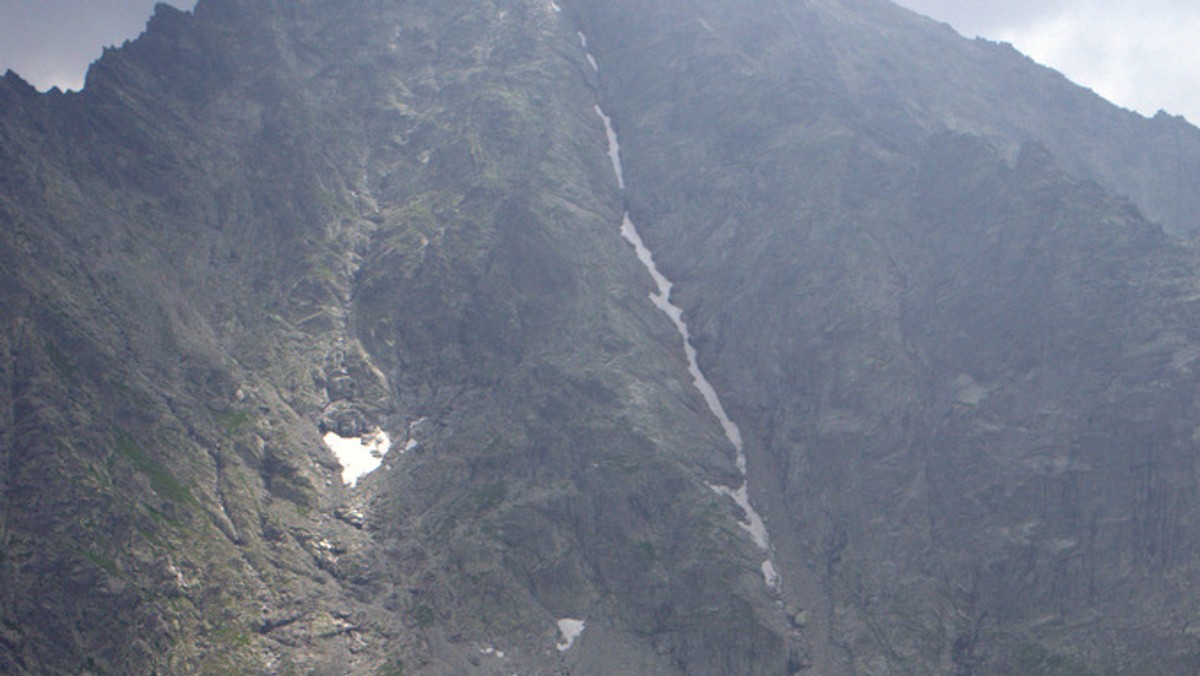 Szlak na najwyższy szczyt w Polsce, Rysy (2499 m n.p.m.) może być zamknięty do przyszłego roku - poinformował PAP dyrektor Tatrzańskiego Parku Narodowego (TPN). W czwartek ten popularny szlak został zniszczony przez skały naniesione w wyniku ulewnych deszczy.