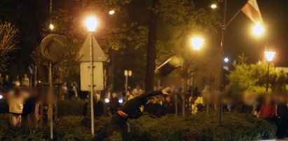 Chuligani zaatakowali policję. Nowe zamieszki w Knurowie.