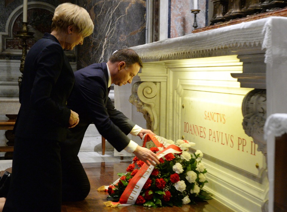 Andrzej Duda z małżonką Agatą Kornhauser-Dudą składają wieniec przy grobie świętego Jana Pawła II