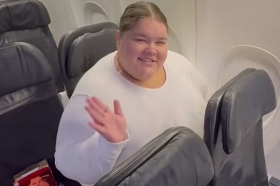 Ne može da sedne na sedište u avionu, ali ne odustaje od letenja: Devojka zahteva da gojazne osobe dobijaju po tri mesta na letovima (VIDEO)
