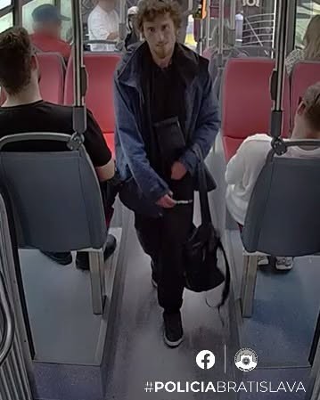 Muž v MHD v Bratislave bezdôvodne napadol ženu a pokojne vystúpil.