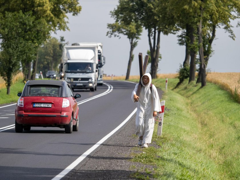 Pielgrzym Michał Ulewiński z krzyżem dotarł na Giewont