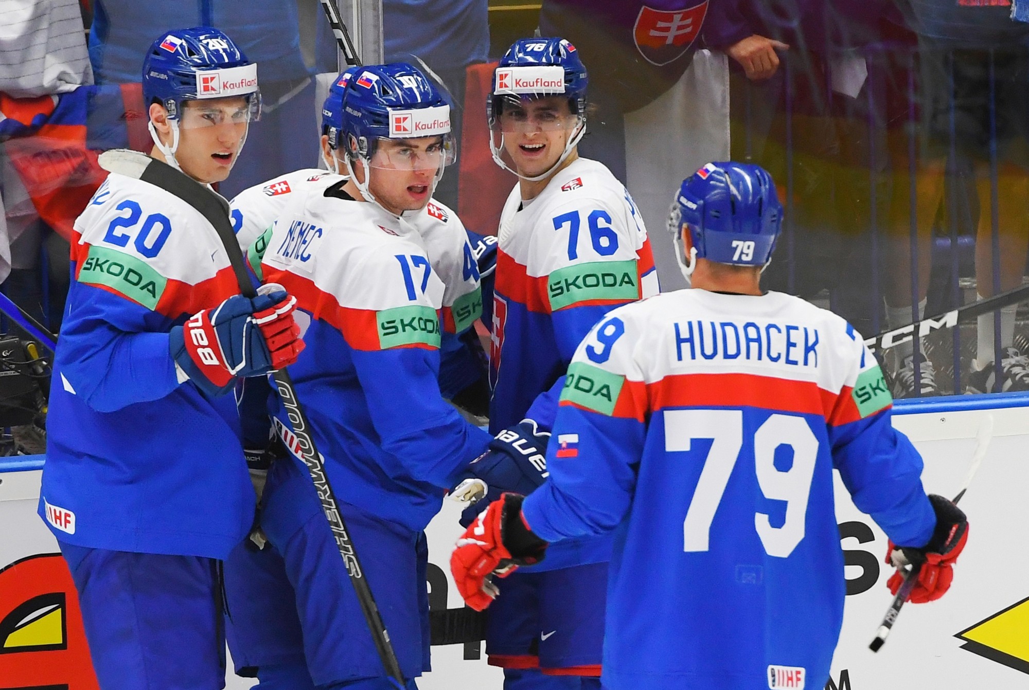 Slovenskí hokejisti sprava Libor Hudáček, Martin Pospíšil, Šimon Nemec a Juraj Slafkovský sa tešia z gólu.
