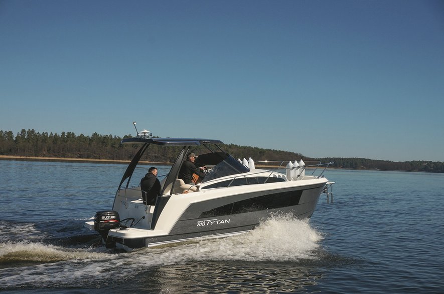 Balt 818 Tytan. Na mazurską włóczęgę, wędkowanie i relaks. To pierwszy dostępny na rynku houseboat w klasie jachtów do 8 m, w którym zastosowano półślizgowy kadłub, pozwalający na wyprowadzenie jednostki z każdej sytuacji awaryjnej.