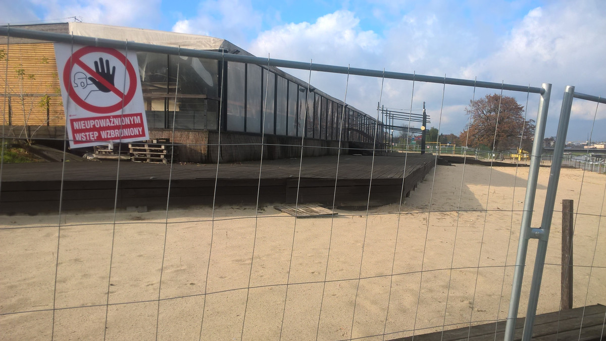 Trwają prace rozbiórkowe na terenie dawnej plaży znajdującej się w sąsiedztwie hotelu Forum. Likwidowany jest plac zabaw oraz boiska do siatkówki plażowej. Niebawem rozebrany zostanie także budynek dawnego klubu "Plaża". W tym miejscu powstać ma nowe stanowisko startowe dla balonu widokowego.