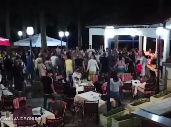 Pogledajte kako se usred epidemije igralo kolo u Neumu