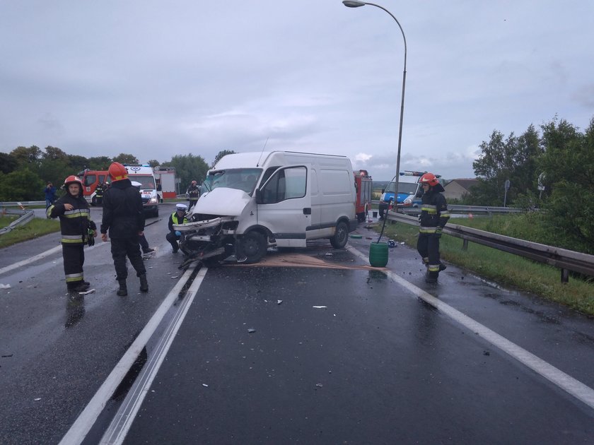 Zderzenie busa z autobusem PKS. Kilkanaście osób rannych!