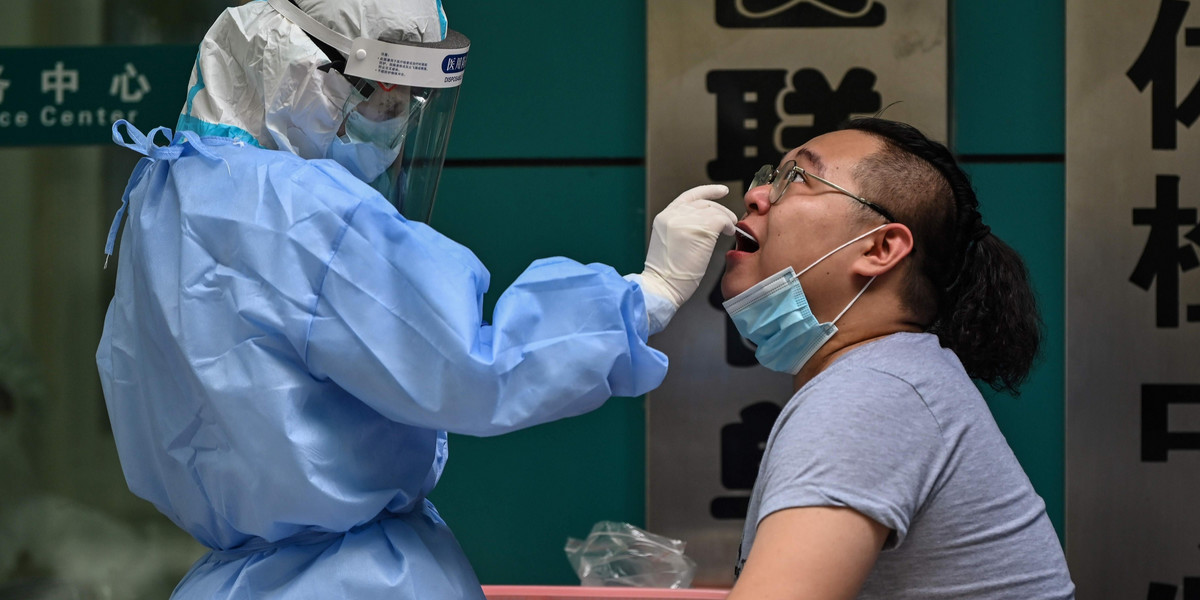 Tak bronią się w Wuhan przed nawrotem epidemii. Wytoczyli najcięższe działa