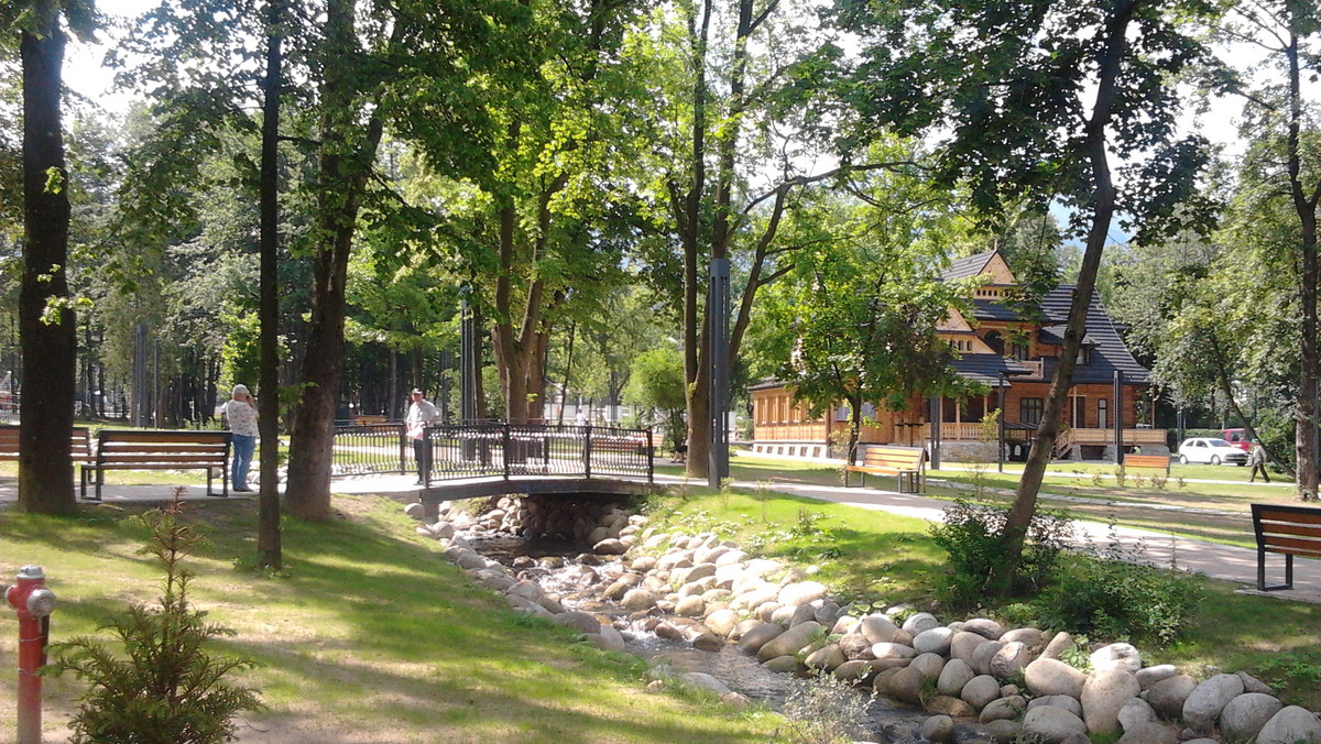 To dobra wiadomość dla mieszkańców Zakopanego a w szczególności dla tych najmłodszych. Park Miejski został wreszcie otwarty - można korzystać m.in. z placu zabaw.