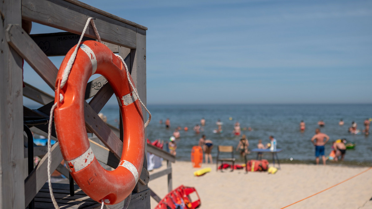 Niebezpieczny incydent na plaży we Władysławowie. Ratownicy oskarżeni